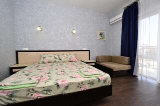 Гостевой дом  Korvet Витязево Двухместный номер Делюкс с 1 кроватью или 2 отдельными кроватями и балконом-3